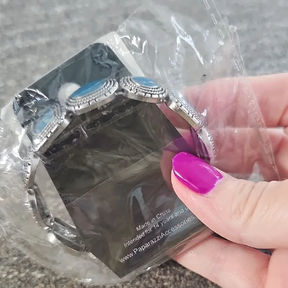 Paparazzi Silver and Blue Stretch Bracelet with Vintage-Inspired Design - Picture 3 of 3